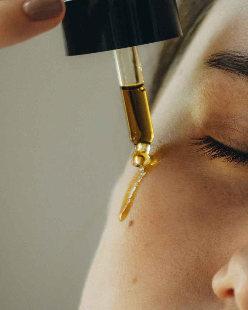 Aplicando aceite de CBD sobre la cara